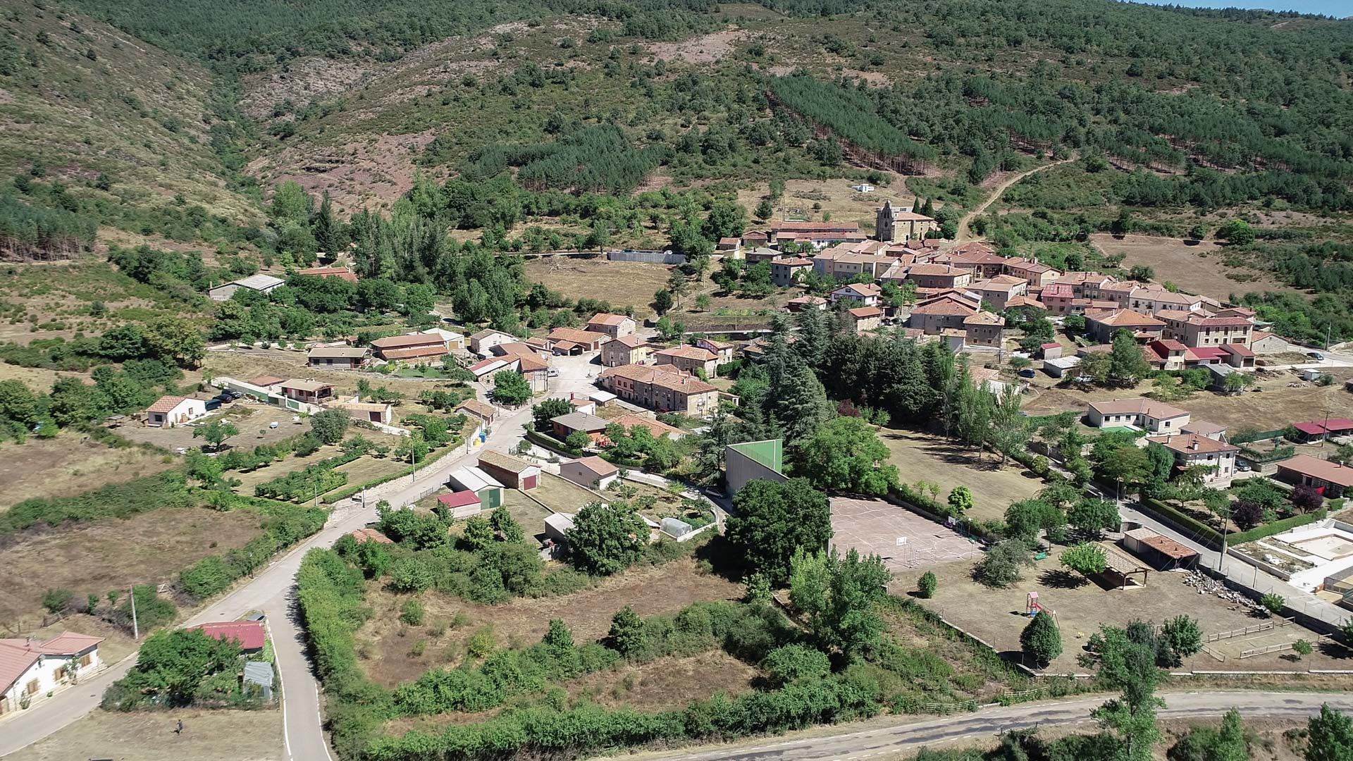 Vista_aérea_pueblo_de_tramo_7_de_la_vía_Verde_Sierra_de_la_Demanda